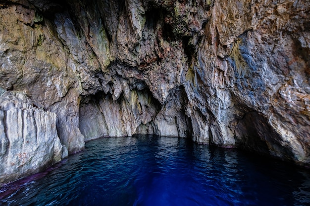 Agua de mar en la cueva rocosa
