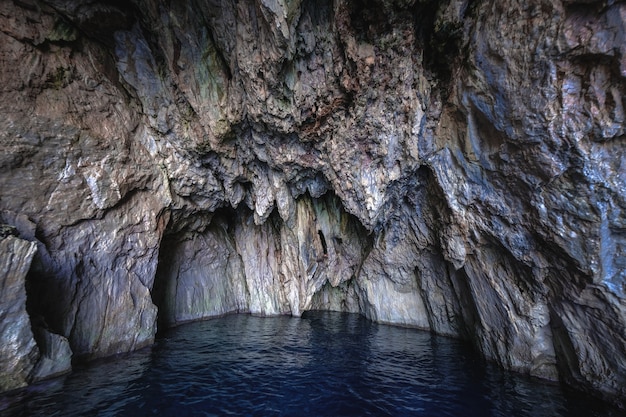 Agua de mar en la cueva rocosa