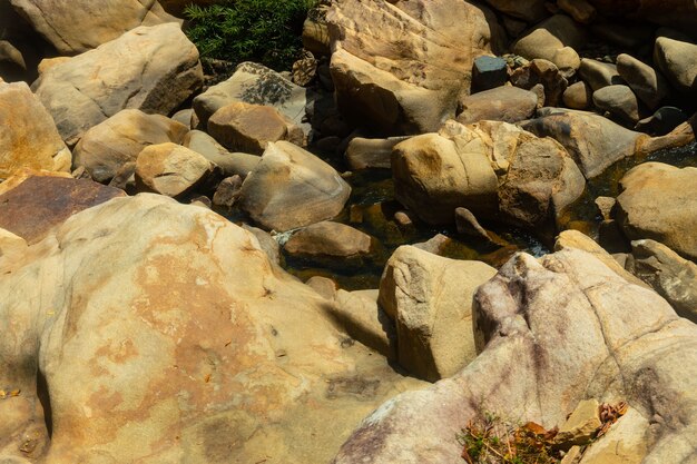 Agua en medio de las rocas