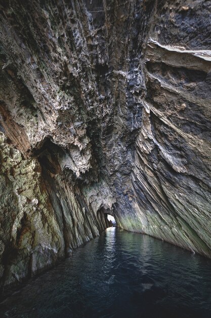 Agua del océano que fluye a través de la cueva.