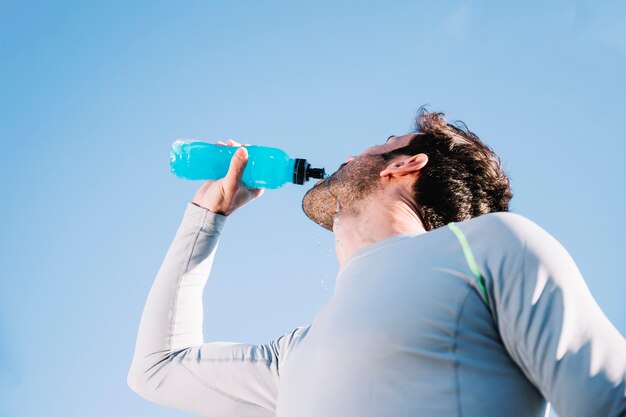 Agua potable de hombre deportivo