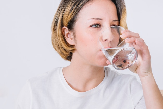 Foto gratuita agua potable de mujer bonita