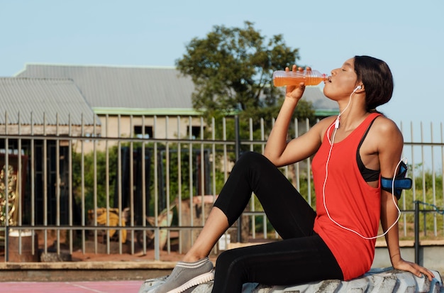 Agua potable de mujer de tiro medio