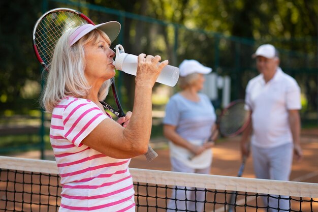 Agua potable de mujer de tiro medio