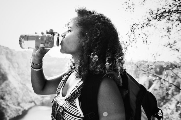 Agua potable mujer viajero de una botella