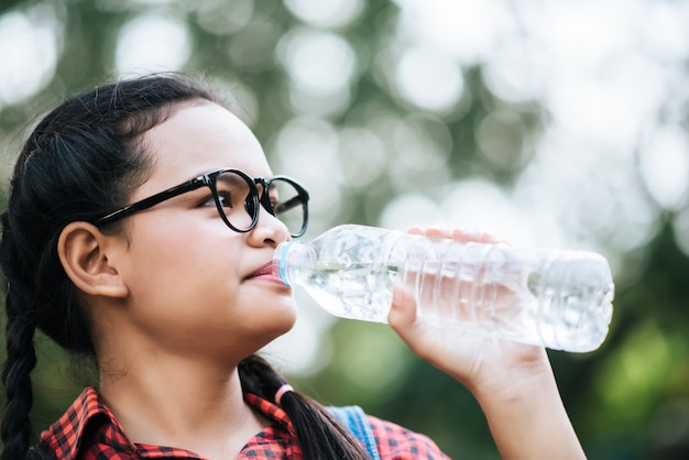 Agua potable de niña