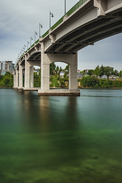 Foto gratuita agua bajo el puente