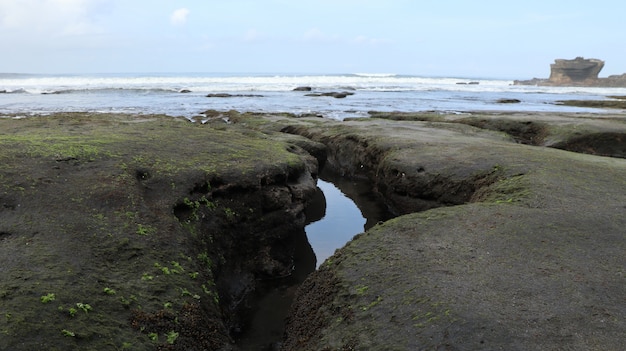 Agua que fluye hacia la playa