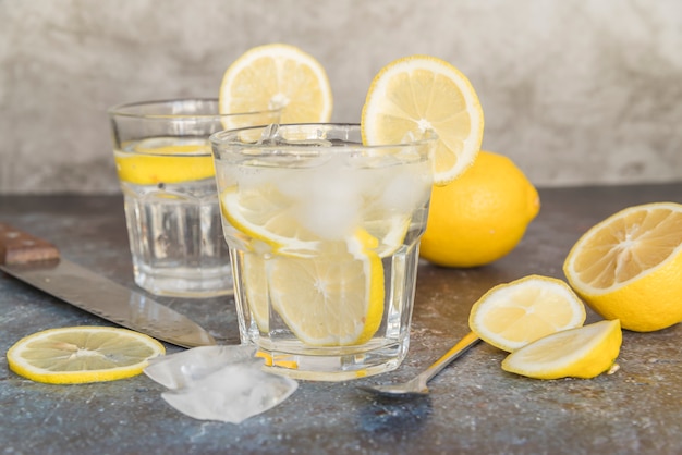 Agua refrescante con limón y hielo.