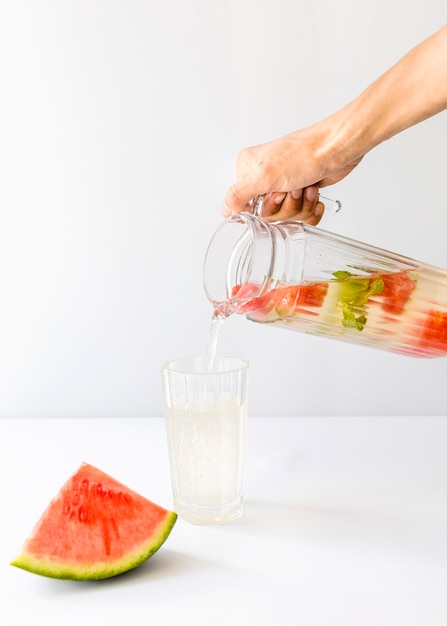 Agua con rodajas de sandía sin semillas