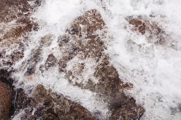 El agua salpica contra las rocas en el río