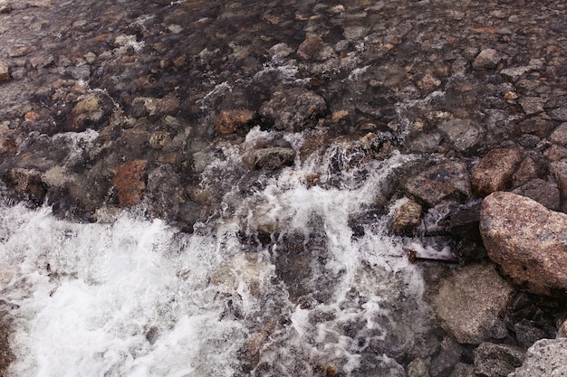 El agua salpica contra las rocas