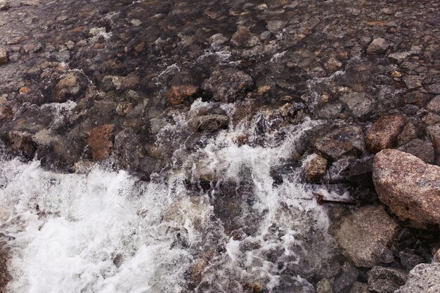 El agua salpica contra las rocas