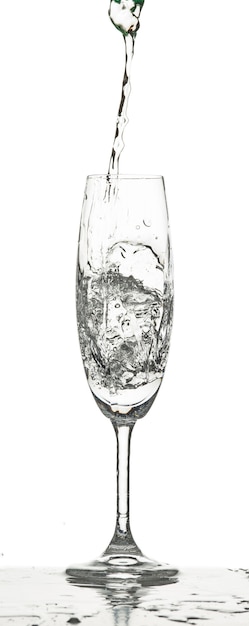 El agua salpicaduras de vidrio inro sobre fondo blanco.