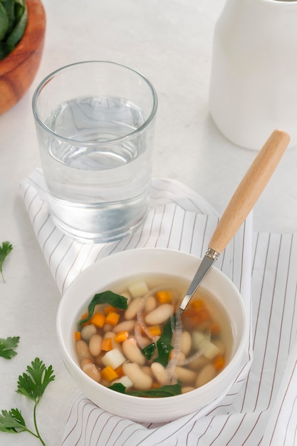 Agua y sopa de frijoles blancos de alto ángulo