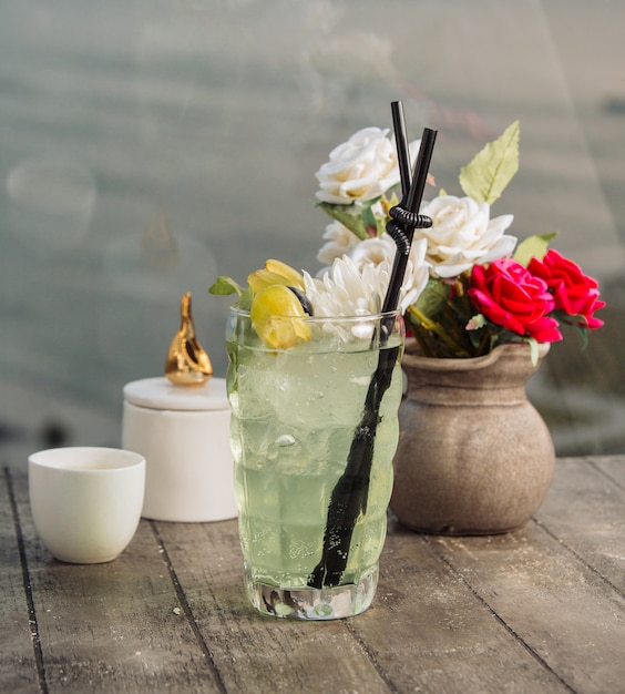 agua de uva adornada con trozos de uva, hielo y flores