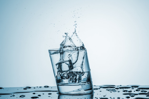 Agua en vaso con salpicaduras de agua