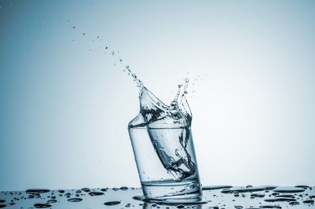 Agua en vaso con salpicaduras de agua