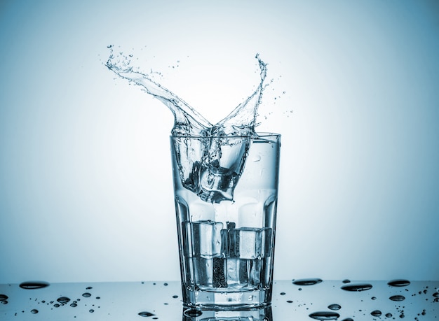 Agua en vaso con salpicaduras de agua