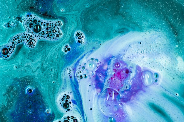 Agua verde con bomba de baño púrpura