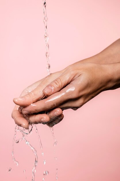 Agua vertida en manos de mujer