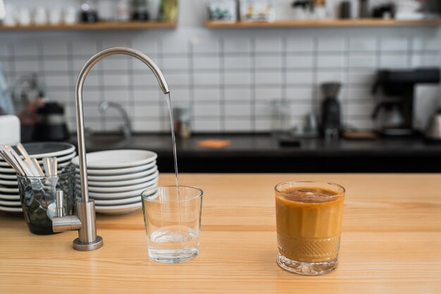 El agua se vierte de un grifo en un vaso