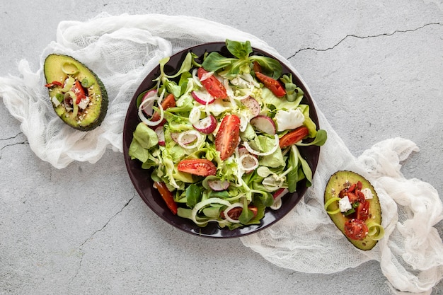 Foto gratuita aguacate y ensalada