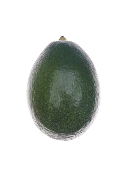 Aguacate maduro aislado sobre blanco