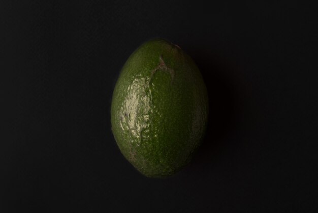 Aguacate maduro aislado sobre negro