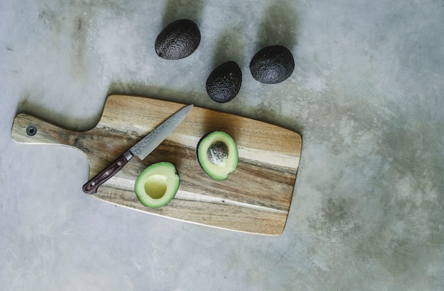 Foto gratuita aguacate en una tabla de cortar de madera