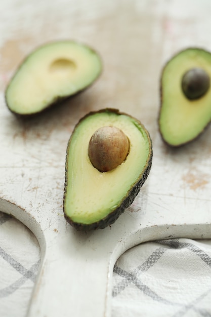 aguacates en tabla de cortar de madera