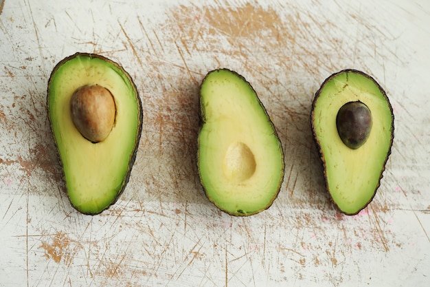 Foto gratuita aguacates en tabla de cortar de madera