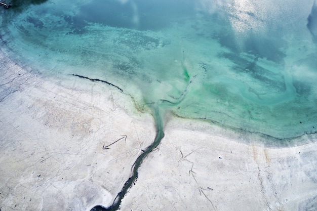 las aguas turquesas del mar junto a la orilla con grabados de flechas