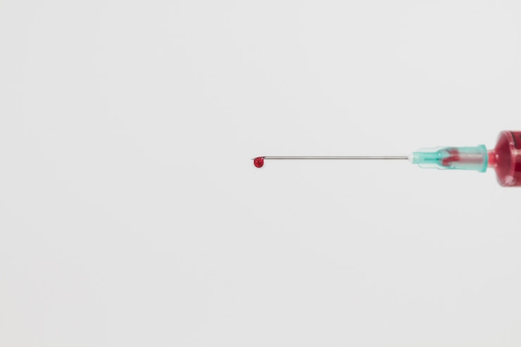Foto gratuito aguja con gota de sangre