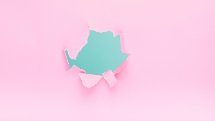 Foto gratuito agujero en papel rosa