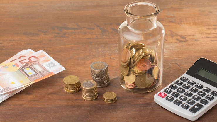 Foto gratuito ahorro económico en tarro con calculadora
