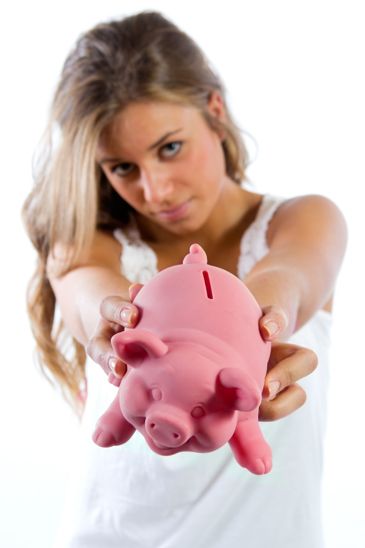 Foto gratuito ahorro, rubia joven con una alcancía