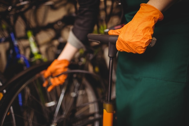 aire llenado mecánico en neumático de bicicleta con la bomba de aire