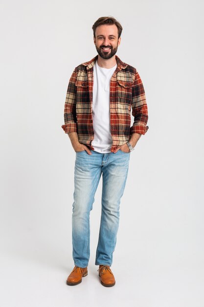 Aislado sonriente guapo barbudo en traje hipster vestido con jeans