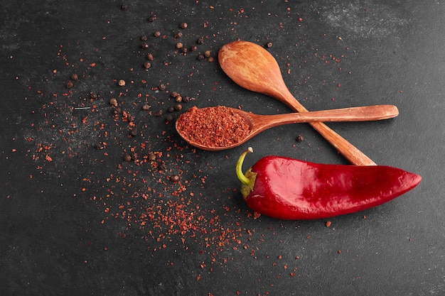 Ají rojo con pimentón en una cuchara de madera.