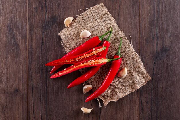 ají rojo con vista superior de ajo en tela de saco