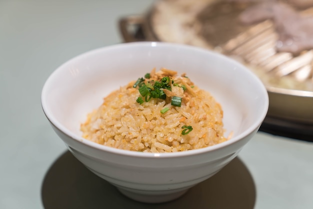 Foto gratuita ajo arroz frito con verduras en la parte superior