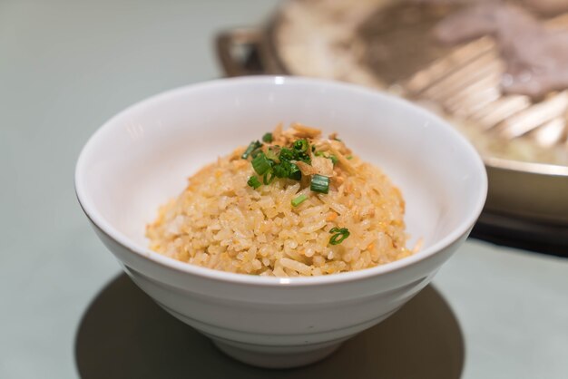 ajo arroz frito con verduras en la parte superior