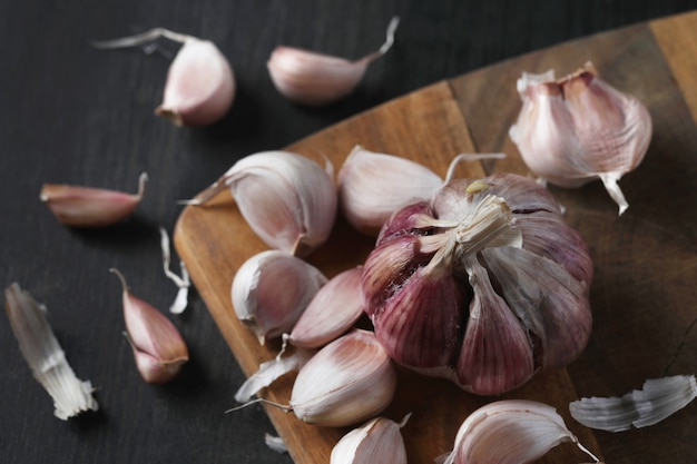 Ajo crudo sobre tabla de cortar