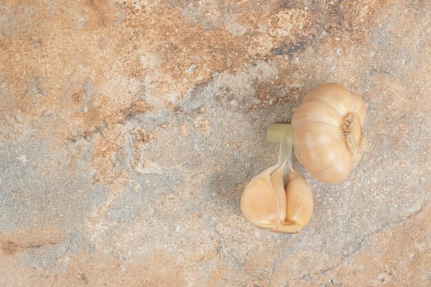 Ajo fermentado casero sobre superficie de mármol