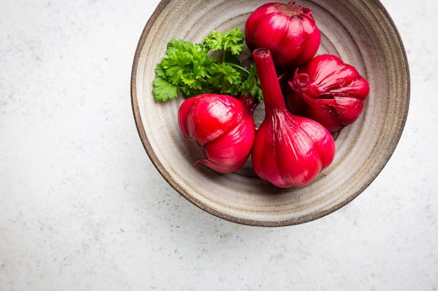 Foto gratuita ajo rojo en escabeche