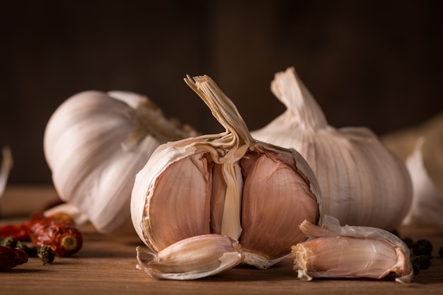 Foto gratuita ajos en la cocina