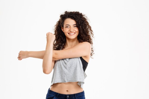 Ajuste chica rizada haciendo ejercicios de fitness