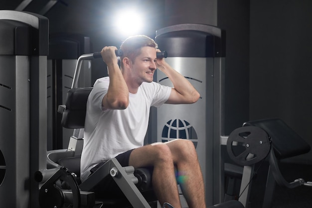 Ajuste enérgico hombre sonriente en entrenamiento de potencia