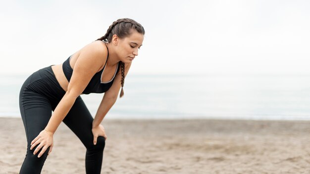 Ajuste joven en ropa deportiva al aire libre